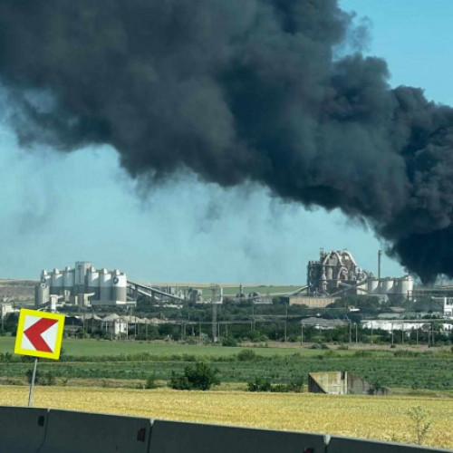 Flăcări la Fabrică de Ciment din Medgidia - Zeci de metri pătrați distruse