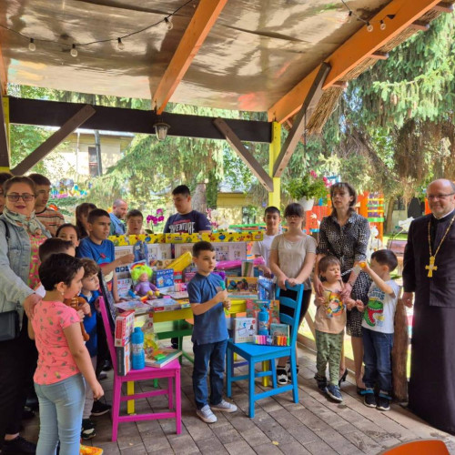 Arhiepiscopia Târgoviștei a oferit daruri copiilor cu autism și sindrom Down de la Centrul de Zi SF. Maria