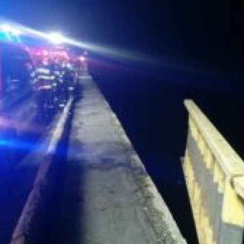 TIR scufundat în Dunăre după ce a rupt parapetul de protecție: șoferul, de negăsit!