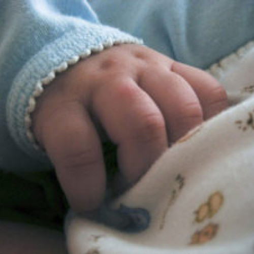 Fata de 17 ani a născut prematur acasă, anchetă în Galaţi după moartea bebeluşului