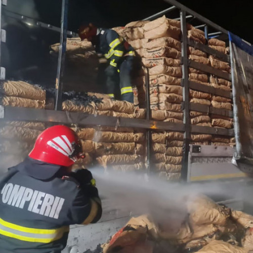 TIR cu cărbuni pentru grătar a ars la Vama Giurgiu
