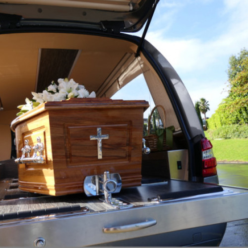 Femeie a Început să Respire După a Fi Declarată Moartă în Timpul Pregătirii pentru Înmormântare