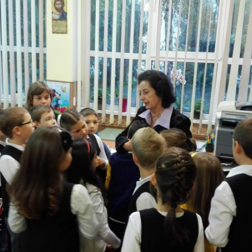 Elevii și profesorii se bucură de zi liberă în mijlocul săptămânii