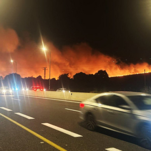 Incendii violente în Israel de Nord din cauza rachetelor și dronelor lansate de Hezbollah din Liban. Oraș evacuat parțial.