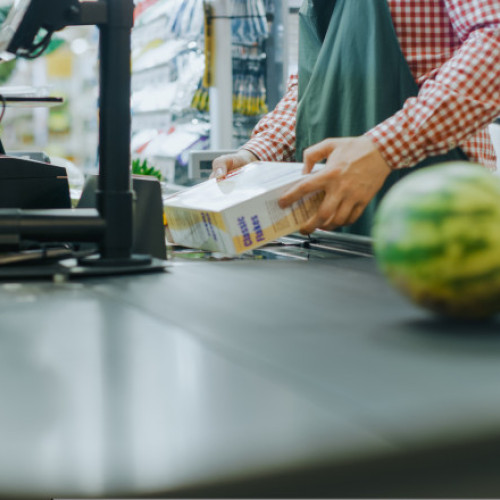 Un bărbat s-a prezentat drept inspector și a cerut mită pentru a nu amenda un magazin