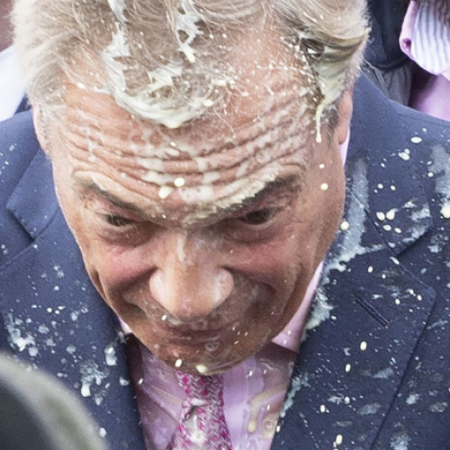 Nigel Farage a fost atacat cu un milkshake în timpul campaniei: „Cretina tocmai ne-a câștigat voturi”
