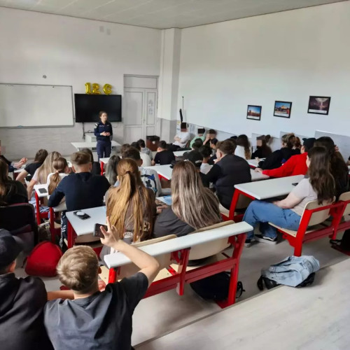 Poliția avertizează elevii cu privire la riscurile internetului și tranzacțiile frauduloase cu criptomonede