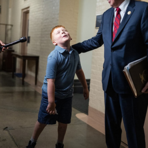 VIDEO Copilul de 6 ani al unui congresman republican face grimase în timp ce tatăl său susține pe Trump