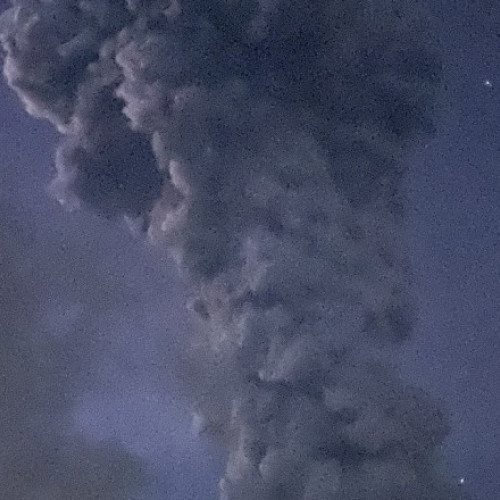 Vulcanul pe de Muntele Kanlaon din Filipine a erupt și a aruncat spre cer o coloană de cenuşă de cinci km. 43 de cutremure în 24 de ore