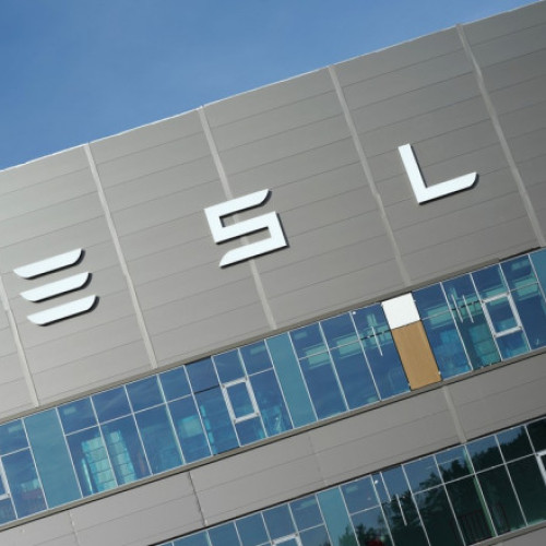 Tesla va opri producţia la fabrica sa din Germania pentru cinci zile. Ce motive invocă