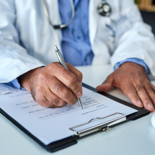 Amendă penală de 100 lei/zi pentru un medic din Sebeș acuzat că a falsificat mai multe fișe de medicina muncii