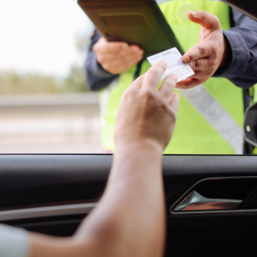 Un șofer din Argeș a fost reținut, după ce s-a legitimat cu buletinul fratelui său. Ce ascundea bărbatul