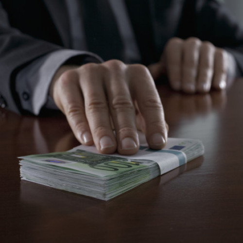 Trei polițiști locali din București au fost reținuți de DNA. Ar fi luat mii de euro șpagă la controalele făcute în Sectorul 1