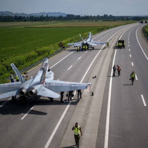 Galerie Foto Elveția testează aterizări și decolări cu avioane F-18 pe autostrăzi, pentru situația în care aerodromurile sale ar fi atacate