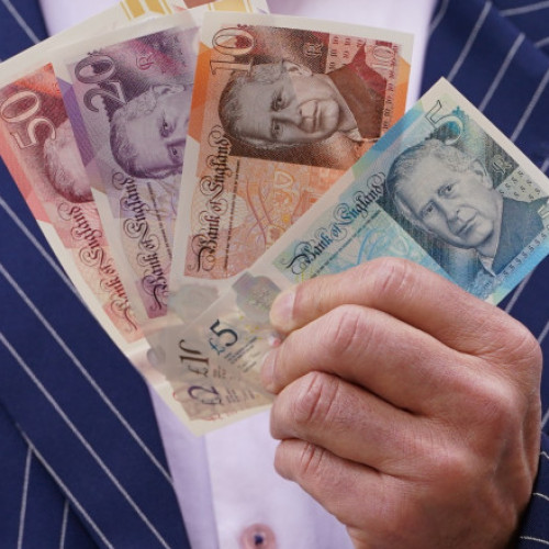 Foto Bancnotele cu chipul regelui Charles al III-lea intră în circulație