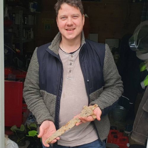 Galerie Foto În timp ce semăna iarbă în curte, un bărbat a găsit „un gunoi” ruginit care s-a dovedit a fi o comoară: Suntem extaziați