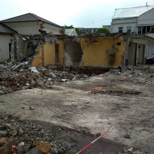 Demolare de Garaje cu Băi în Centrul Galațiului - Imagini de la Anca Melinte