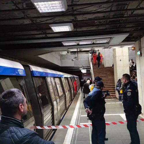 Tânărul a sărit în fața metroului la stația Aurel Vlaicu din București