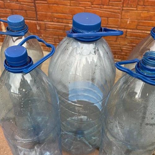 Sticlele din plastic cu capace atașate, o nouă cerință UE din iulie în România