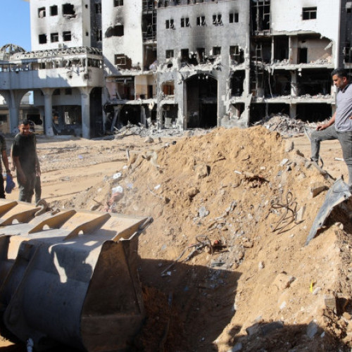 Gropile și încălecat corpuri găsite la Al-Shifa în Gaza după retragerea trupelor israeliene