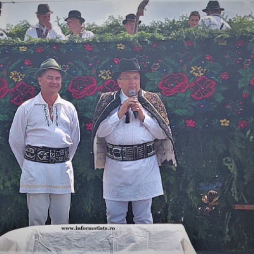 Gheorghe Flutur, îmbrăcat în costum popular, atacă adversarii politici cu strigături VIDEO