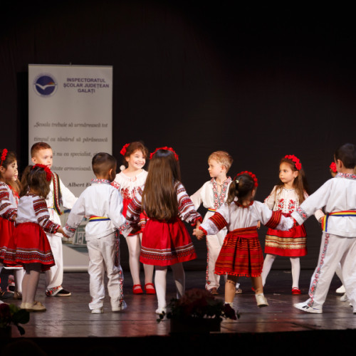 Festivalul „Joc voios de românaş” a fost incendiar: 330 de copii, alături de 30 de educatoare, au dansat! (FOTO VIDEO) Scris de Anca Spânu