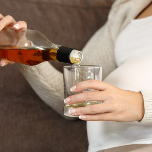 Statistici șocante: 28% dintre gravidele din România consumă alcool, bebelușii se nasc în sevraj. Medic: Efectele sunt brutale
