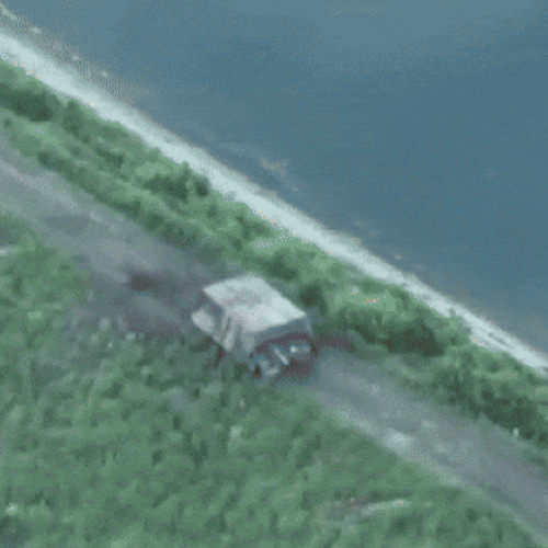 Video Rușii au construit un tanc-țestoasă, „dar au uitat să închidă trapa”. Dronele ucrainene nu iartă o astfel de greșeală