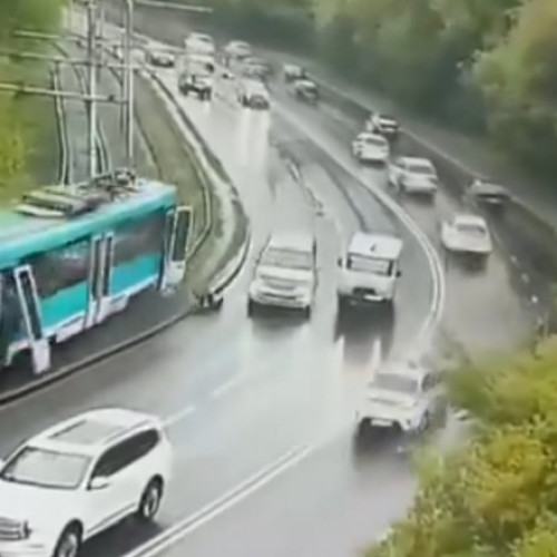 Imagini șocante în Rusia: Un tramvai scăpat de sub control aruncă pasageri într-o curbă în fața mașinilor. Un om a murit, 100 de răniți