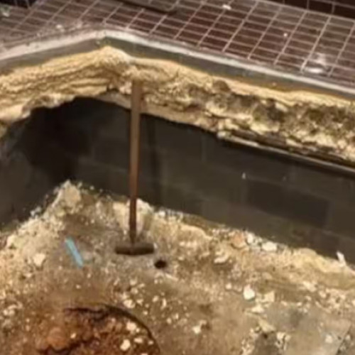 Un cuplu american care a cumpărat o casă veche la granița cu Canada a făcut o descoperire uluitoare sub podeaua acesteia