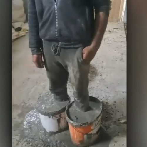 Video Tortură în stil mafiot la o stână din Bacău. Proprietarul i-a turnat picioarele în beton unui cioban, ca să nu-l denunțe la poliție