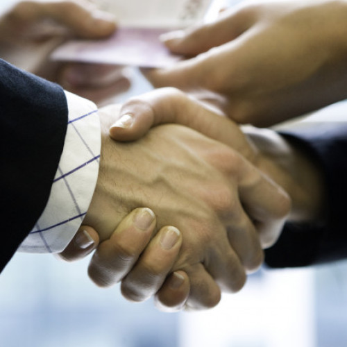 O angajată de la ANAF Ploiești a fost reținută de DNA. E acuzată că intermedia mite de zeci de mii de euro