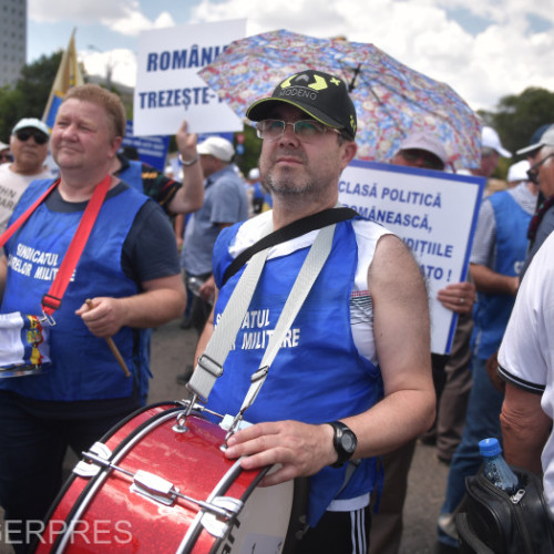 Pensionarii militari protestează în capitală pentru corelarea pensiilor