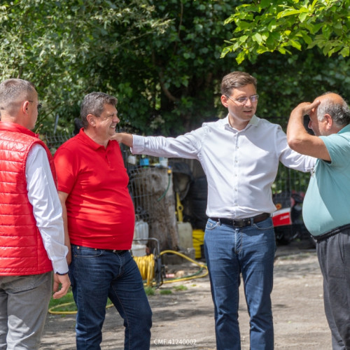 Europarlamentarul PSD Victor Negrescu și echipa sa în campanie electorală în Alba