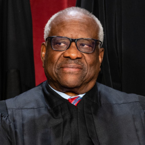 Judecătorul Clarence Thomas Recunoaște Primirea Unor Sejururi de Lux Finanțate de Un Miliardar