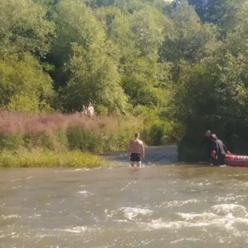 Trei persoane salvate de pompieri pe râul Strei, în Streisângeorgiu