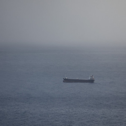 Două nave de marfă au luat foc după atacuri în largul coastelor Aden, Yemen