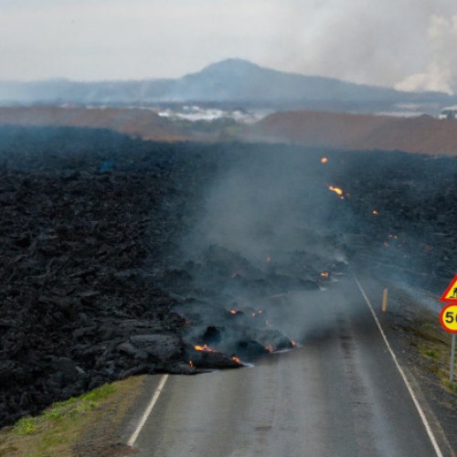 Eruptie vulcanică în Islanda: Lava acoperă un drum și se îndreaptă spre Grindavik