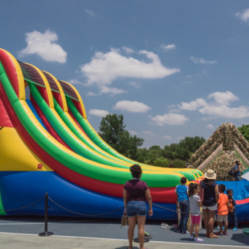O femeie și trei copii răniți la Tohanul Nou după ce un tobogan gonflabil a fost luat de vânt