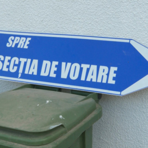 Tânără cu o păpușă în brațe la secția de votare