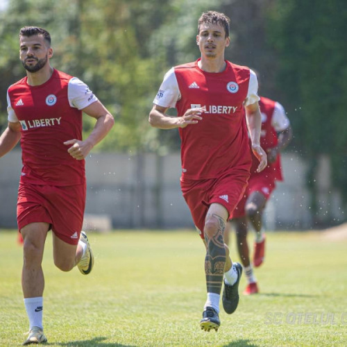 <h2>Otelul Galati se pregateste pentru noul sezon</h2>
<p>Otelul Galati a început deja pregătirile pentru noul sezon, inițiind un stagiu centralizat la Vatra Dornei, unde se antrenează de la venirea lui Dorinel Munteanu. Stagiul la munte va dura până pe 20 iunie, fiind urmat de un cantonament în Austria.</p>
<p>După anunțul privind despărțirea de șapte jucători, alți trei au fost confirmați că nu vor continua la Otelul: Rusevici, Gaitan și Eduard Pap. Pap, deși inițial a fost de acord cu prelungirea, a optat în final pentru FC Botoșani, unde va primi un salariu mai mare.</p>
<p>Alături de cei trei, au mai plecat și Stoian, Ghiocel (acum la FC Argeș), Mocanu, Lovrici, Panait, Jardan și Cirjan. Lista despărțirilor ar putea să se extindă, mai ales dacă Cisotti sau Maciel vor fi vânduți, fiind deja în vizorul unor echipe de top din Superliga, dar fără oferte concrete.</p>
<p>Un alt posibil plecat este Andrei Rus, căruia i se caută o echipă în Liga a II-a pentru împrumut. Împrumuturile lui Budisteanu și Tanasa de la Farul au expirat, dar Otelul dorește să continue colaborarea cu ambii jucători. Farul cere o sumă mare pentru Budisteanu, ceea ce face transferul dificil. Dacă nu va fi vândut în altă parte, Budisteanu are șanse să rămână la Farul.</p>
<p>În schimb, Tanasa este pregătit să revină la Otelul, dar nu se știe încă dacă va fi împrumutat din nou sau transferul va deveni definitiv. Portughezul Lameira, care a jucat constant în returul sezonului trecut, este aproape de a continua la Galati. Sub contract cu Baltika Kaliningrad, echipă retrogradată în Rusia, Lameira preferă să rămână la Otelul, clubul rusesc nefiind interesat să-l păstreze.</p>
