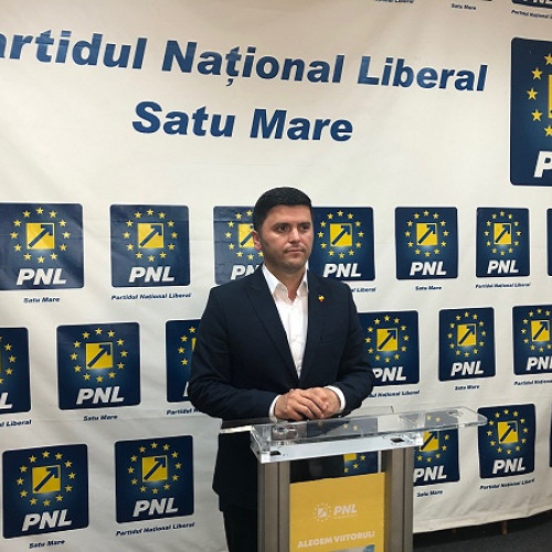 Adrian Cozma felicită câștigătorul Pataki Csaba și promite să continue să ajute satmarenii