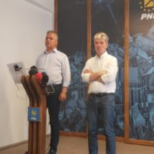 Conferință de presă susținută de liderii PNL Brașov