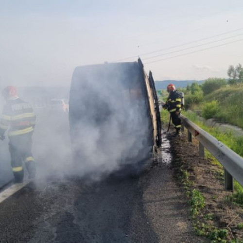 Microbuz în flăcări pe A1, toți pasagerii sunt în siguranță