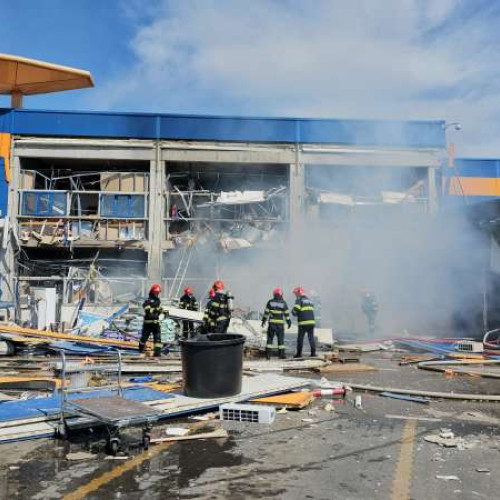 Explozie la un centru comercial din Botoșani: Trei răniți în stare gravă