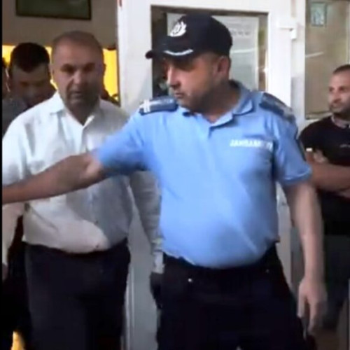 Nicușor Halici părăsește secția de votare din Focșani sub protecția jandarmilor
