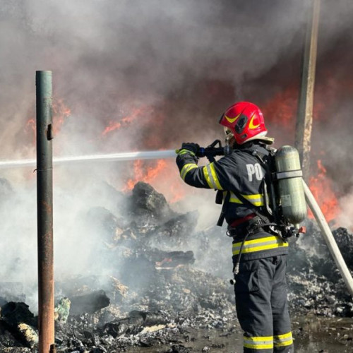 Incendiu în Mureș: Pompierii au intervenit în timpul nopții