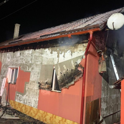 Incendiu la o casă nelocuită din Mureș, cauzat de un trăsnet