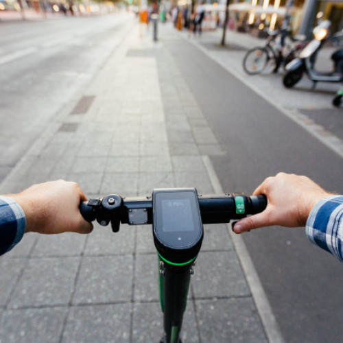 Adolescent din Neamț cercetat penal după ce a lovit o fetiță cu trotineta electrică