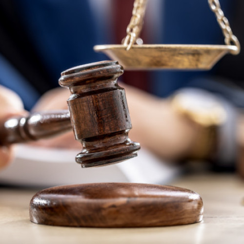 O parohie din Alba a câștigat procesul cu Poliția pentru 11 metri cubi de lemne